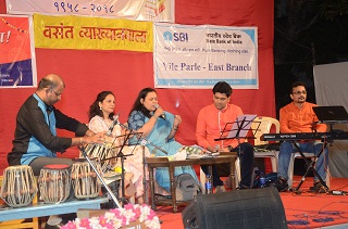 Singer Mandar Aapte & Team